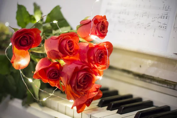 Rosas Rojas Sobre Piano Blanco Con Notas Guirnaldas — Foto de Stock