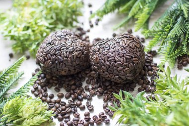 Kahve çekirdekleri ve yeşil dallar iki kalp