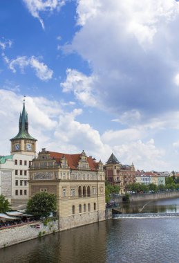 Prag'daki Charles Bridge görünümü. Bedrich Smetana Müzesi. Prag eski şehir mimarisi