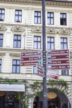 Sokak işaretleri Prag. Prag eski şehir mimarisi