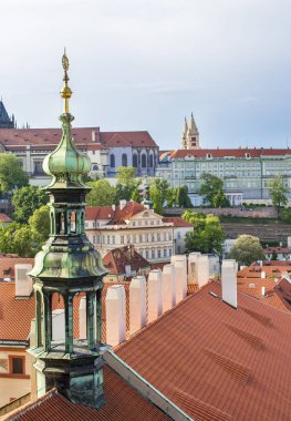 Prag'da St. Nicholas Katedrali'nin kulesi. Prag eski şehir mimarisi