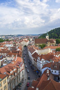 St. Peter katedral Kulesi Prag'dan görünümünü. Prag Panoraması. Prag eski şehir mimarisi