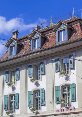 Bern eski evlerde. Windows üzerinde çiçekli evler. Bern mimarisi