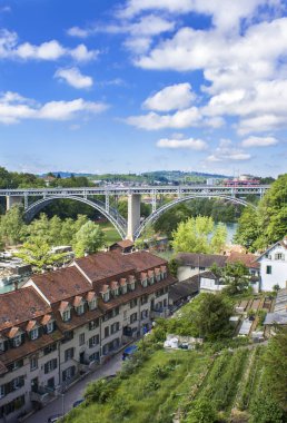 Bern evlerde. Ev araziler Bern. Bern Aare Nehri üzerinde bahçelerinde