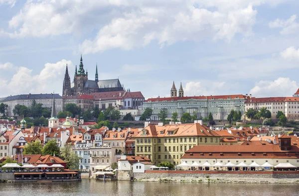 从查理大桥布拉格和布拉格城堡的看法 伏尔塔瓦河 布拉格老城区的建筑 — 图库照片