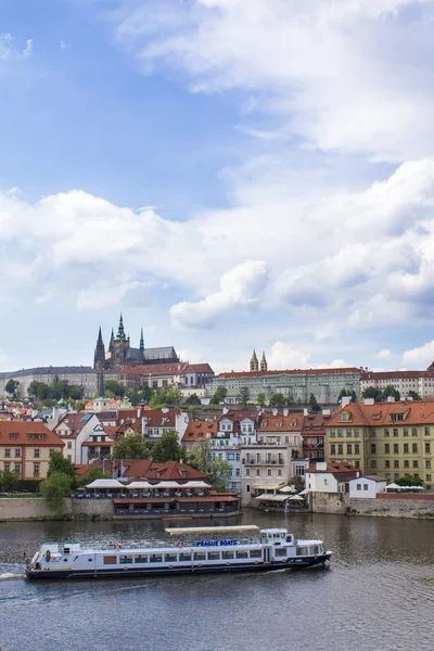从查理大桥布拉格和布拉格城堡的看法 伏尔塔瓦河 布拉格老城区的建筑 — 图库照片
