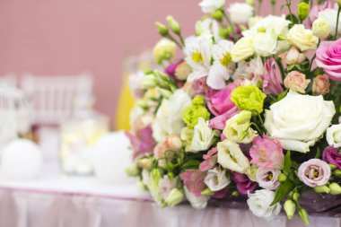 Çiçek buketi. Çiçek Aranjmanı: Güller, Eustomas, Alstroemeria