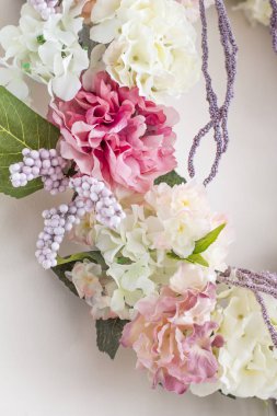 Fotoğraf stüdyosunda çiçek dekorasyonu. İç mekan fotoğraf stüdyosu. Düğün süsleri. Nazik bahar çiçekleri. çiçek kompozisyonu