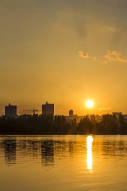 Gün batımında suya yakın şehir
