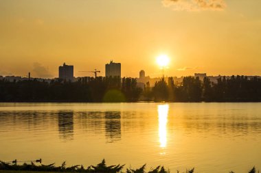 Gün batımında suya yakın şehir