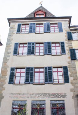 Zürih mimarisi. Evin ön cephesi. Kepenkli pencereler. Zürih Sokakları