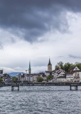 Zürih Panoraması. Zürih'teki St. Peter Katedrali'nin manzarası. Zürih'teki Eski Şehir'in manzarası. Mimari