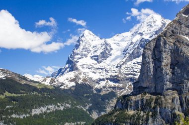 İsviçre Alpleri. Alp dağları. Dağ manzarası. Turist fotoğrafı. Alplerde Bahar