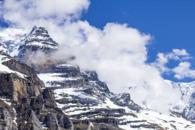 İsviçre Alpleri. Alp dağları. Dağ manzarası. Turist fotoğrafı. Alplerde Bahar