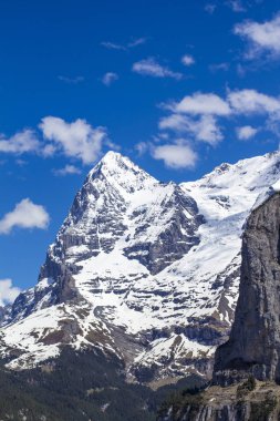 İsviçre Alpleri. Alp dağları. Dağ manzarası. Turist fotoğrafı. Alplerde Bahar