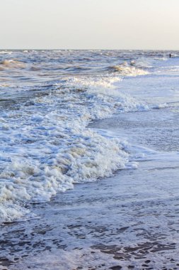 Kumlu plaj yakınında denizde dalgalar