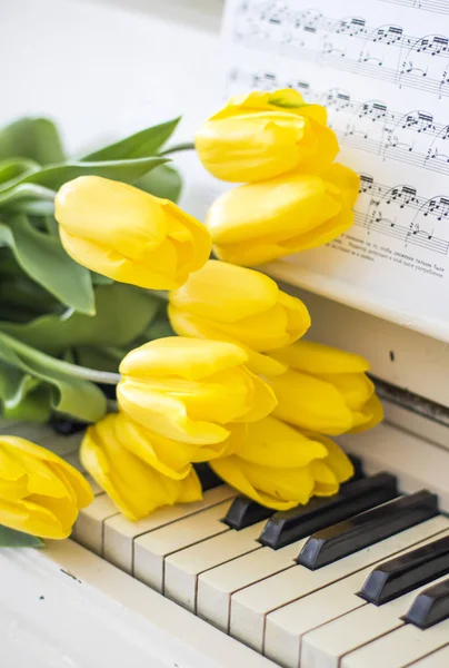 Жовті Тюльпани Білому Піаніно Нотами — стокове фото