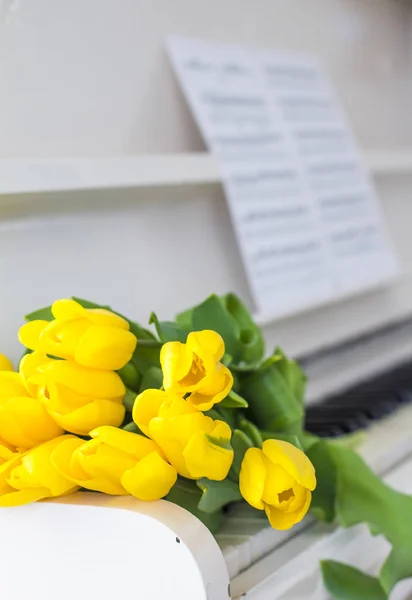 Žluté Tulipány Bílém Klavíru Poznámkami — Stock fotografie