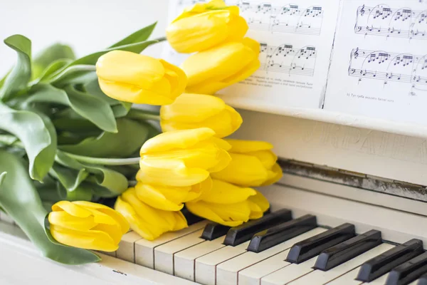 黄色郁金香在白色钢琴与音符 — 图库照片