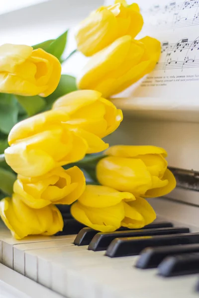 黄色郁金香在白色钢琴与音符 — 图库照片