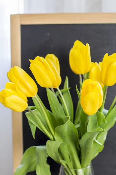 Kytice Žlutých Tulipány Pozadí Tabule — Stock fotografie