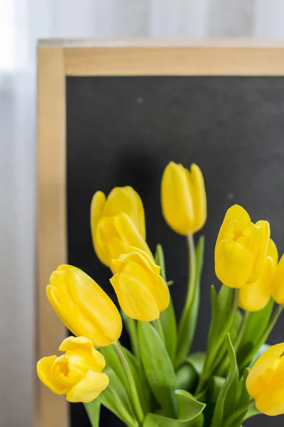 Kytice Žlutých Tulipány Pozadí Tabule — Stock fotografie