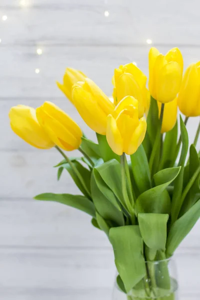 Kytice Žlutých Tulipány Girlandy Váze Bílém Dřevěném Tabuli — Stock fotografie