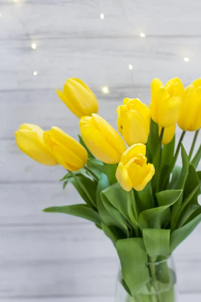 Kytice Žlutých Tulipány Girlandy Váze Bílém Dřevěném Tabuli — Stock fotografie