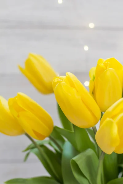 Kytice Žlutých Tulipány Girlandy Bílém Dřevěném Pozadí — Stock fotografie