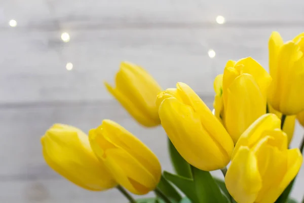 Kytice Žlutých Tulipány Girlandy Bílém Dřevěném Pozadí — Stock fotografie