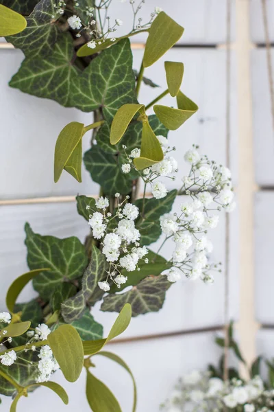 春の装飾 イースターの装飾 Photozone 木製の白い背景に葉の花輪 — ストック写真