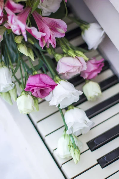 Букет Квітів Квіткова Композиція Троянди Еустоли Альстромерії Фортепіано — стокове фото