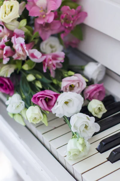 Buket Bunga Flower Arrangement Roses Eustomas Alstroemeria Piano — Stok Foto