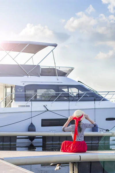 Bella Ragazza Cappello Paglia Sul Molo Vicino Mare Yacht Barche — Foto Stock