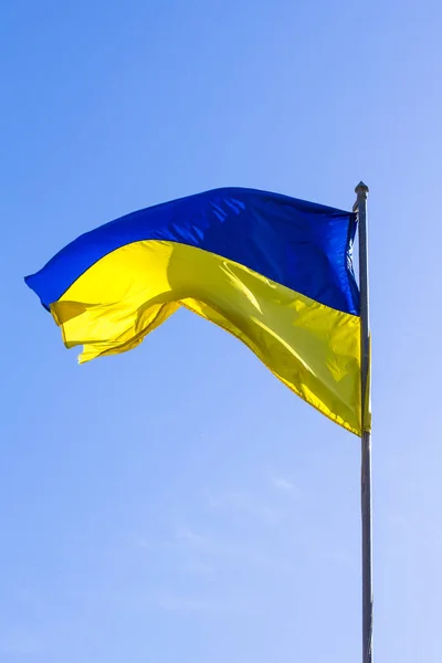Флаг Украины Несущийся Ветру — стоковое фото