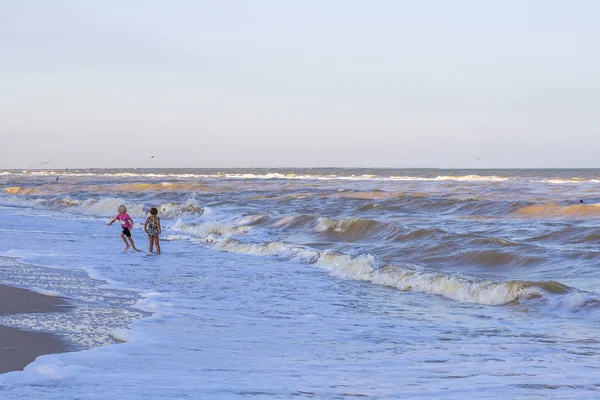 Enfants Sur Côte Sablonneuse Mer Vagues Mer — Photo