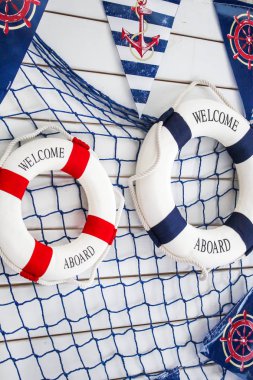 Manzara deniz, deniz teması. Lifebuoys, balıkçılık ağı ve bayraklar ile beyaz ahşap tahta (pennants).