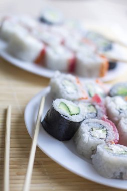 Suşi. Japon ulusal mutfağı. Geleneksel taze japon suşi rulo