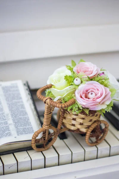 Dekorativní Květiny Růže Proutěného Kole Klavíru Bibli Tvarovanými Svatební Výzdoba — Stock fotografie