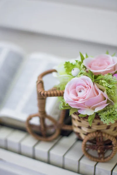 Dekorativní Květiny Růže Proutěného Kole Klavíru Bibli Tvarovanými Svatební Výzdoba — Stock fotografie
