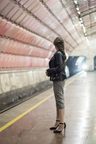Zakenvrouw Met Een Kop Koffie Het Metrostation Trein Mooi Meisje — Stockfoto