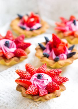 Çilek, hanımeli ve pembe kremayla kaplanmış lezzetli kekler.