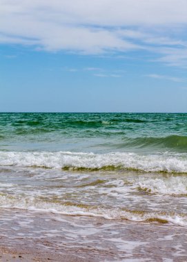 Deniz dalgaları. Sahil. Denizde dalgalar