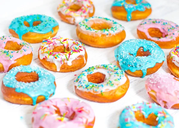 Donuts Coloridos Turquesa Rosa Padrão Donuts Fundo Branco Donuts Com — Fotografia de Stock