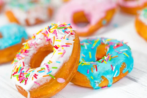 Donuts Colorés Turquoise Rose Sur Fond Blanc Gros Plan Doughnuts — Photo