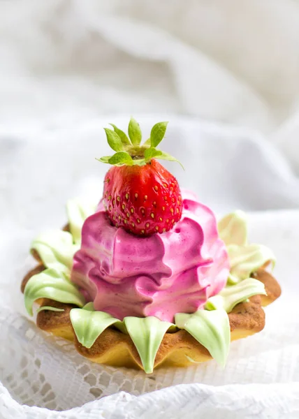 Nahaufnahme Schöne Leckere Cupcake Mit Erdbeeren Rosa Und Heller Sahne — Stockfoto