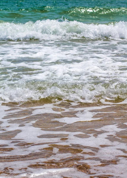 Deniz dalgaları. Sahil. Denizde dalgalar