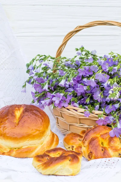 Delicious Pastries Bread Rolls Raisins Bouquet Linen Wicker Basket — Stock Photo, Image