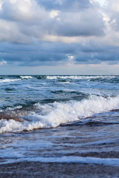 Onde Marine Spiaggia Sabbiosa Nuvole — Foto Stock