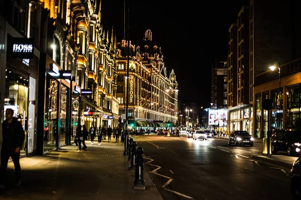 Vista de los grandes almacenes Harrods en Brompton Road en Knightsbridge, Londres por la noche . —  Fotos de Stock
